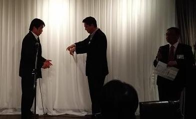 平成27年度会員間取引　第１位表彰　福岡住販（左）